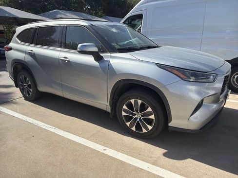 Used 2021 Toyota Highlander XLE AWD/4WD image 2