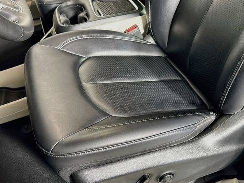 Used 2024 Chrysler Pacifica Touring-L FWD image 19