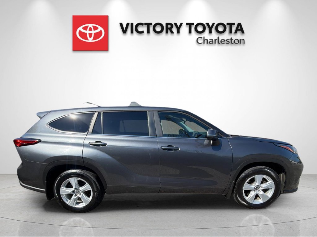 Used 2023 Toyota Highlander LE FWD image 6