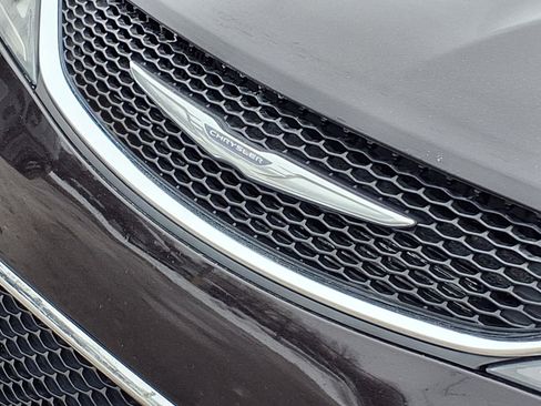 Used 2018 Chrysler Pacifica Touring-L Plus image 34