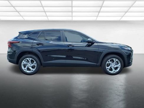 Used 2025 Chevrolet Trax LS w/ LS Convenience Package FWD image 9