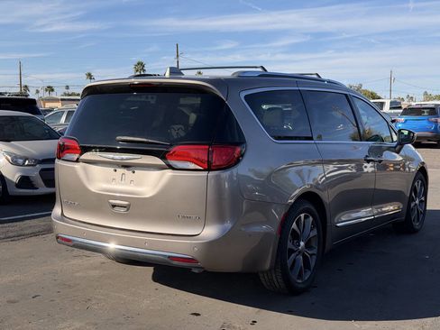 Used 2017 Chrysler Pacifica Limited image 8
