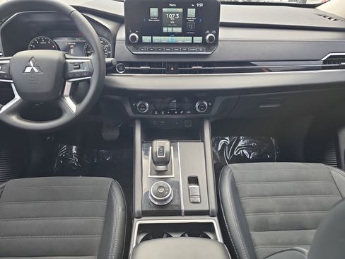 Used 2024 Mitsubishi Outlander SE FWD image 15