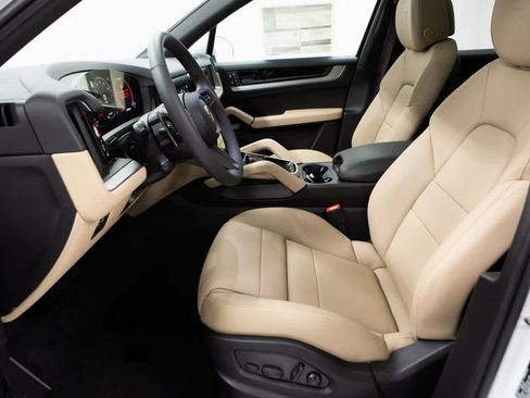 Certified 2025 Porsche Cayenne image 17