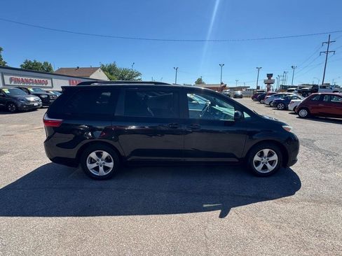 Used 2017 Toyota Sienna LE FWD image 4