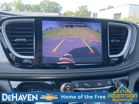 Used 2025 Chrysler Pacifica Limited FWD image 15
