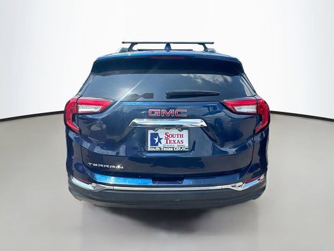 Used 2022 GMC Terrain SLT w/ LPO, 'HIT The Road' Package FWD image 5