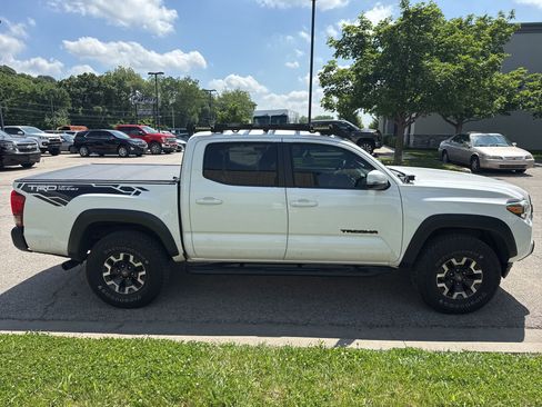 Used 2017 Toyota Tacoma TRD Off-Road w/ Tow Package (A/T) AWD/4WD image 4