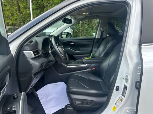 Used 2023 Toyota Highlander XLE image 8