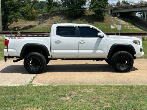Used 2016 Toyota Tacoma TRD Off-Road AWD/4WD image 6