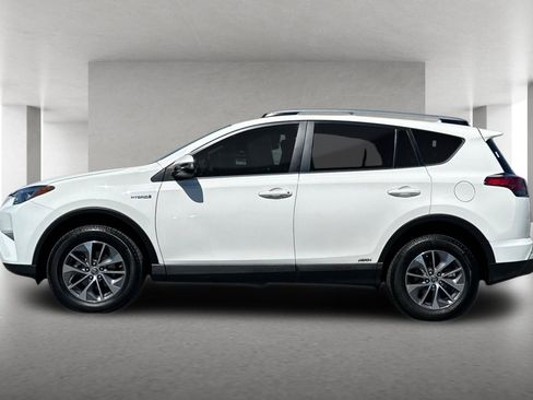 Used 2018 Toyota RAV4 LE w/ Carpet Mat Package AWD/4WD image 7