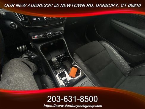 Used 2022 Volvo XC40 T5 R-Design AWD/4WD image 16