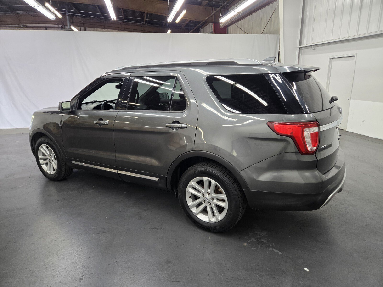 Used 2017 Ford Explorer XLT w/ Equipment Group 202A FWD image 3