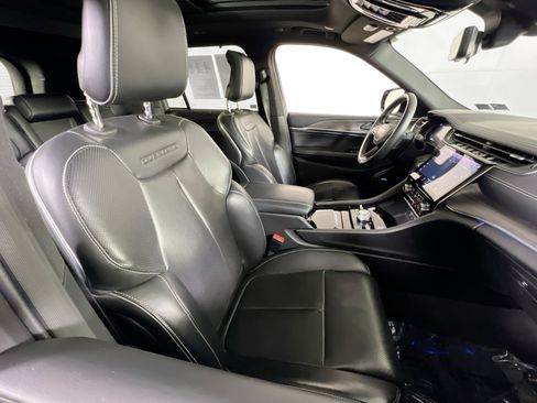 Used 2022 Jeep Grand Cherokee Overland w/ Luxury Tech Group IV image 27