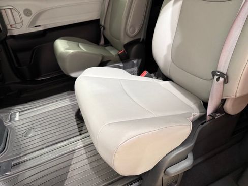 Certified 2025 Toyota Sienna XLE w/ XLE Plus Package AWD/4WD image 21