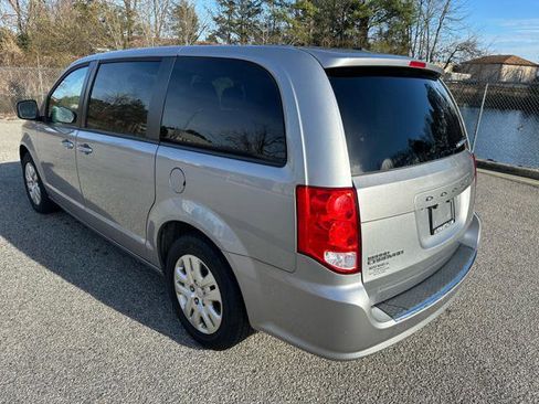 Used 2018 Dodge Grand Caravan SE w/ UConnect Hands-Free Group image 5