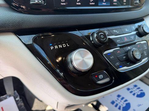 Certified 2024 Chrysler Pacifica Touring-L image 23