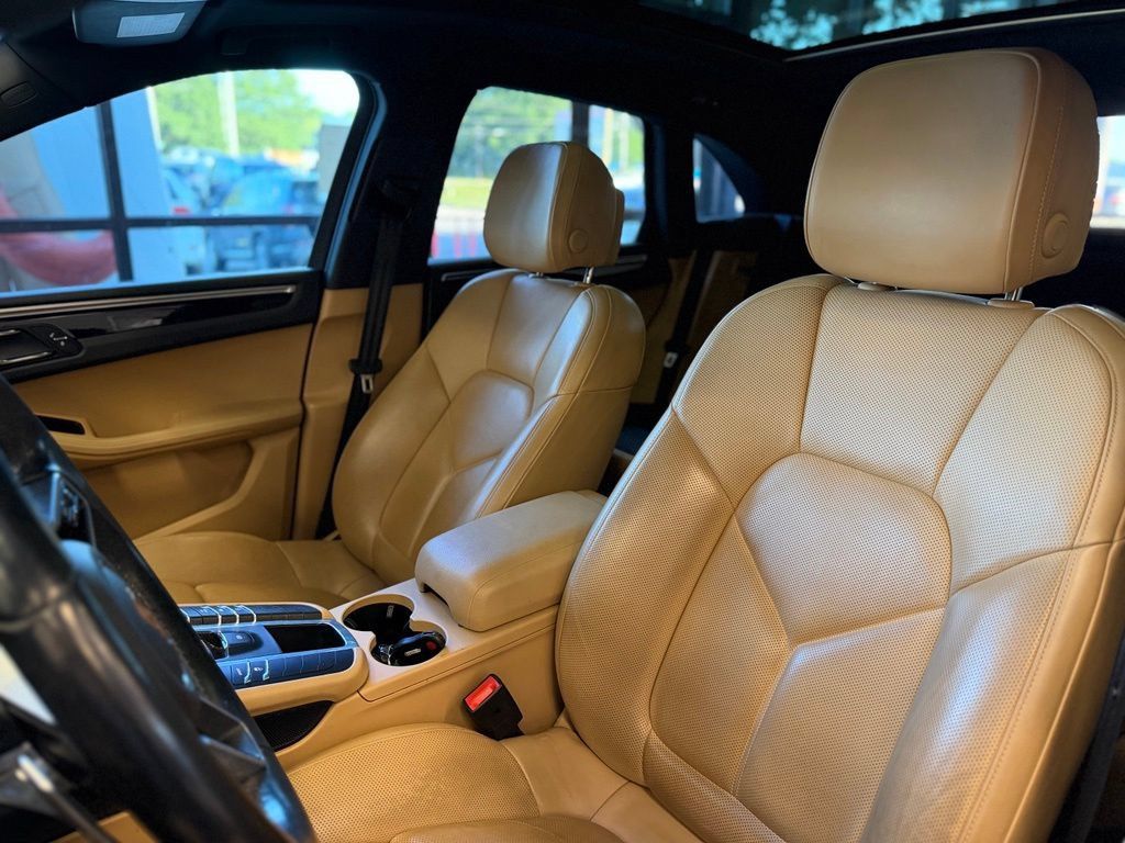 Used 2018 Porsche Macan Sport Edition AWD/4WD image 8