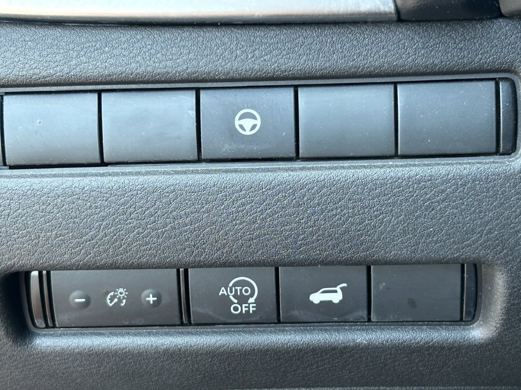 Used 2025 Nissan Rogue SV AWD/4WD image 24