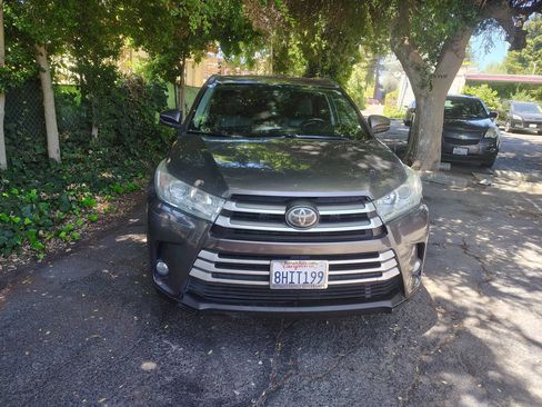 Used 2017 Toyota Highlander XLE AWD/4WD image 3