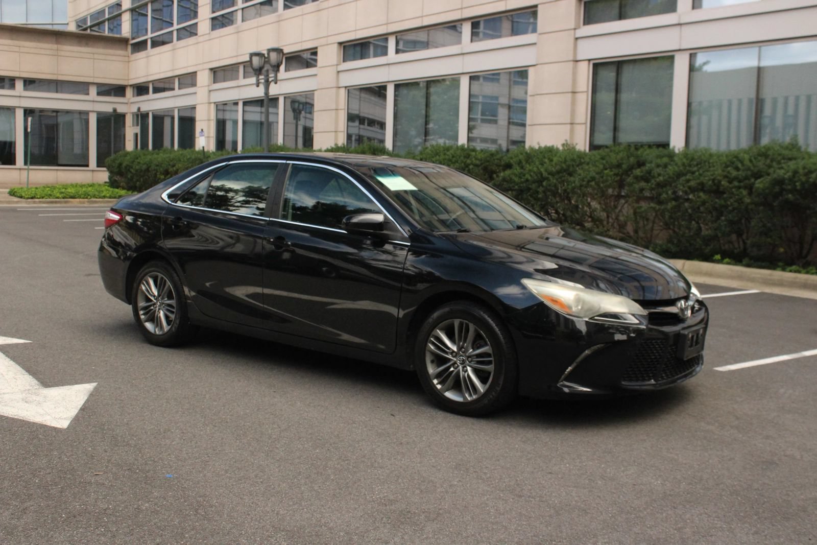 Used 2015 Toyota Camry SE FWD image 2