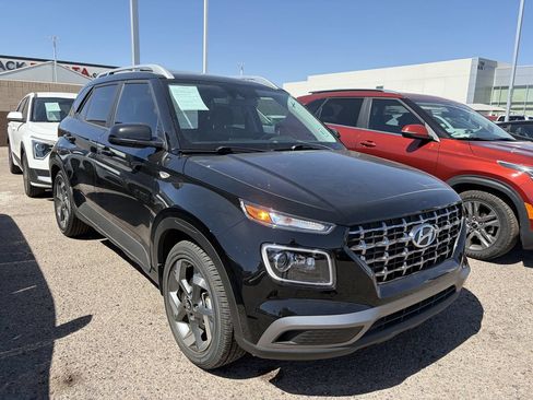 Used 2020 Hyundai Venue SEL w/ Convenience + Premium Package FWD image 2