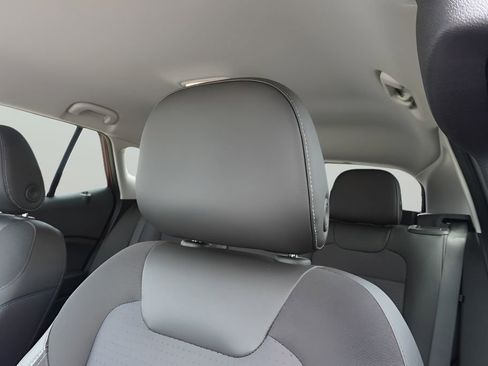 Used 2025 Chevrolet Trax LT FWD image 19