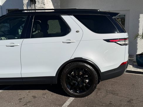 Used 2019 Land Rover Discovery SE image 11