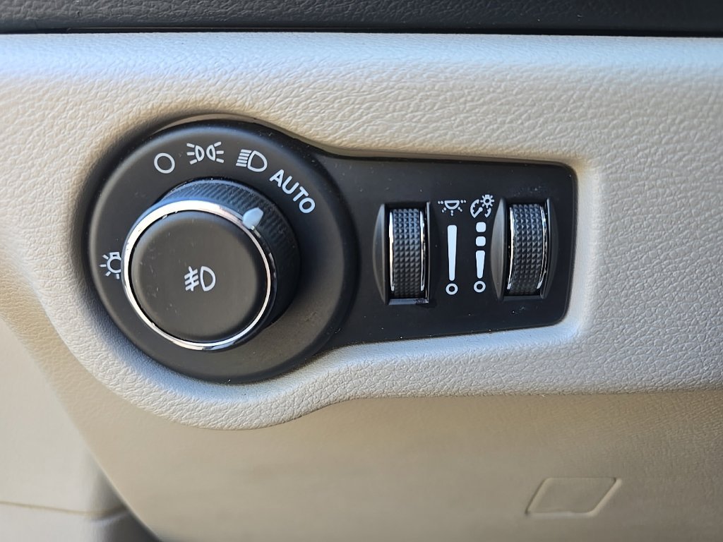 Used 2023 Chrysler Pacifica Touring-L FWD image 27