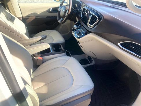 Used 2019 Chrysler Pacifica Touring-L Plus w/ Advanced Safetytec Group image 12