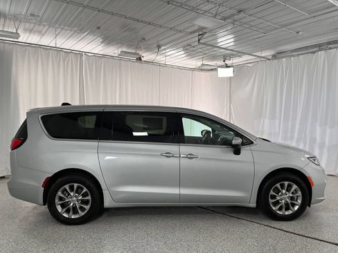 Used 2023 Chrysler Pacifica Touring-L AWD/4WD image 16