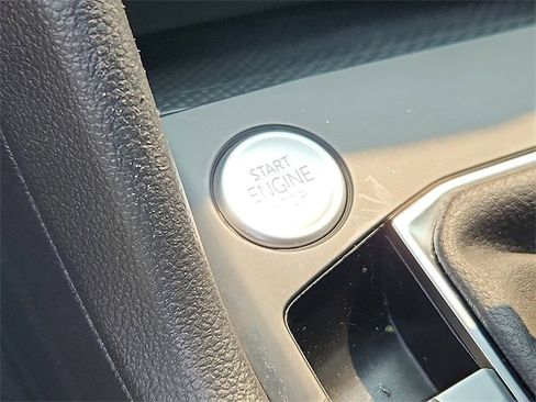 Certified 2022 Volkswagen Taos SE w/ Panoramic Sunroof Package image 25