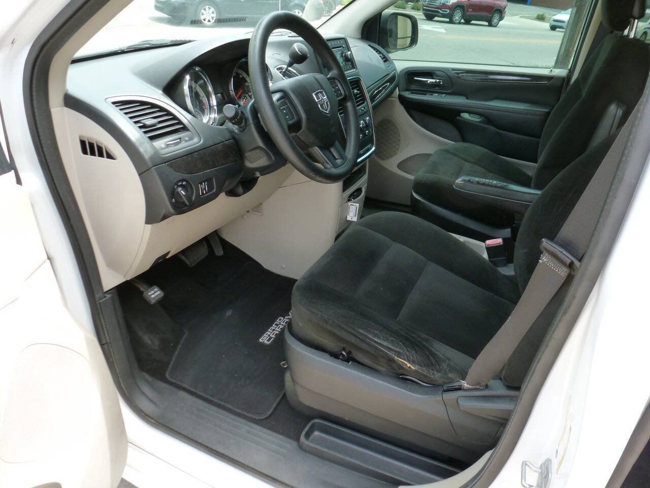Used 2016 Dodge Grand Caravan SE w/ Quick Order Package 29E SE FWD image 9