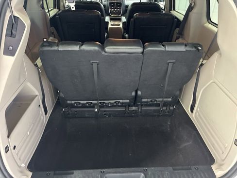 Used 2017 Dodge Grand Caravan SXT image 31