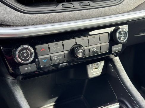 Used 2024 Jeep Compass Latitude image 34