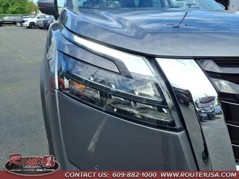 Used 2025 Nissan Pathfinder SL FWD image 10
