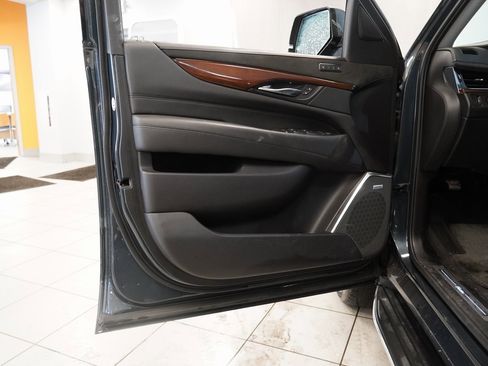 Used 2019 Cadillac Escalade Luxury w/ LPO, Radiant Package image 6