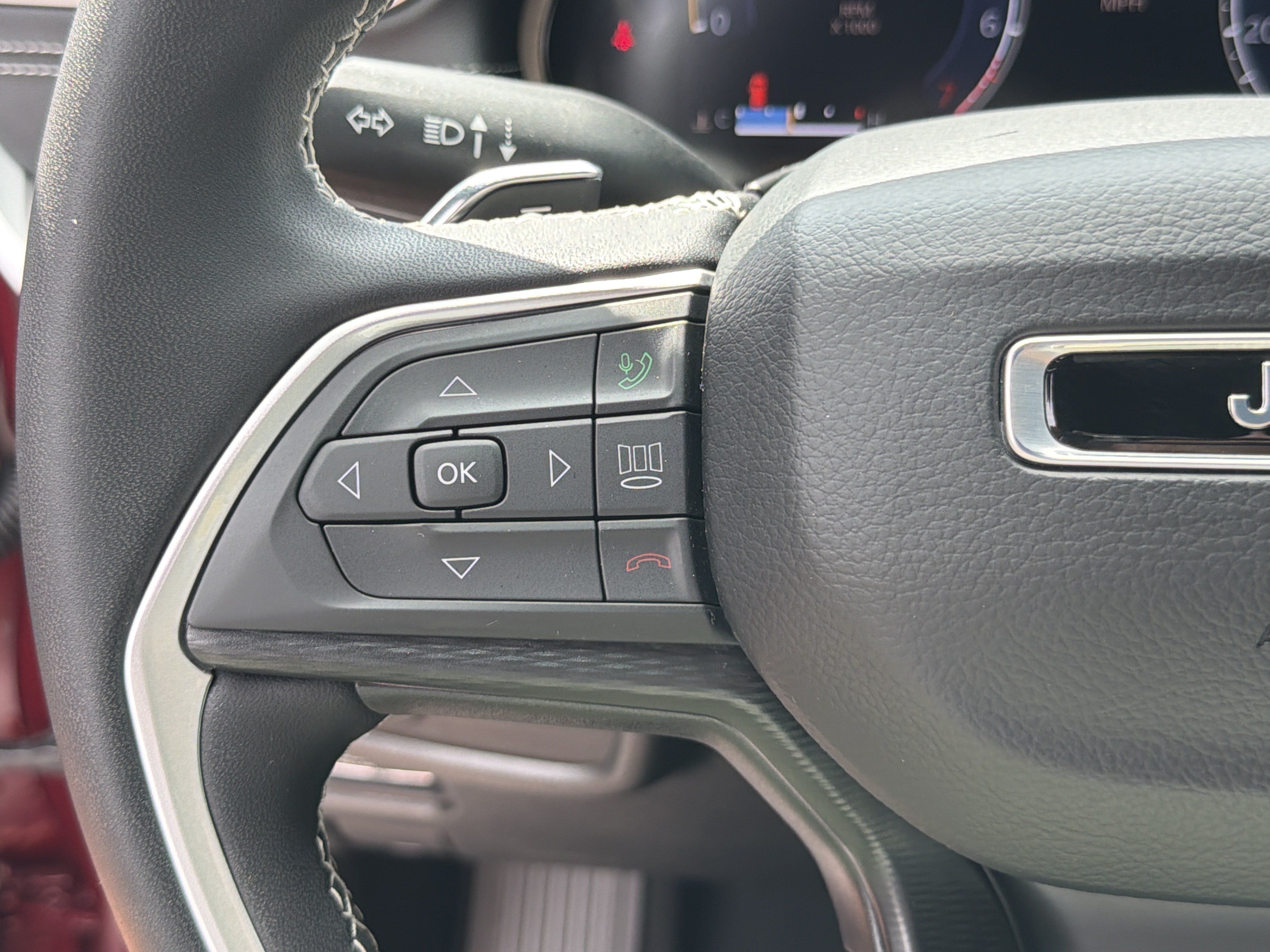Used 2025 Jeep Grand Cherokee Laredo X RWD image 25