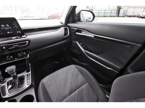 Used 2023 Kia Seltos LX image 12
