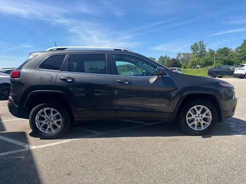 Used 2017 Jeep Cherokee Latitude w/ Comfort/Convenience Group AWD/4WD image 7