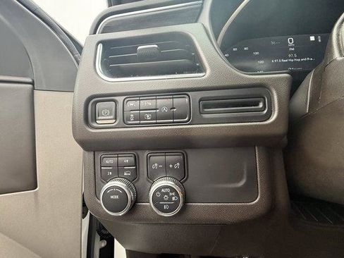 Used 2023 GMC Yukon XL SLT w/ SLT Premium Package AWD/4WD image 25