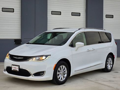 Used 2018 Chrysler Pacifica Touring-L image 4