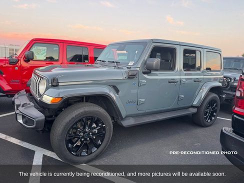 Used 2025 Jeep Wrangler Unlimited Sahara AWD/4WD image 2