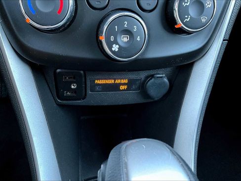 Used 2022 Chevrolet Trax LT w/ LT Convenience Package image 25