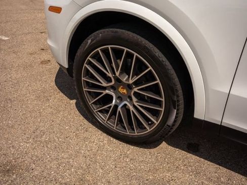 Used 2020 Porsche Cayenne AWD/4WD image 12