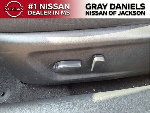 Used 2025 Nissan Altima 2.5 SV FWD image 11