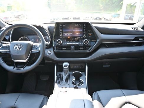 Used 2022 Toyota Highlander XSE AWD/4WD image 12
