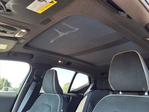 Used 2022 Volvo XC40 T5 R-Design w/ Advanced Package image 9