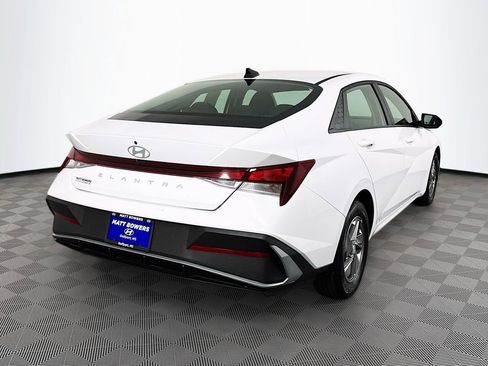 Certified 2025 Hyundai Elantra SE image 5