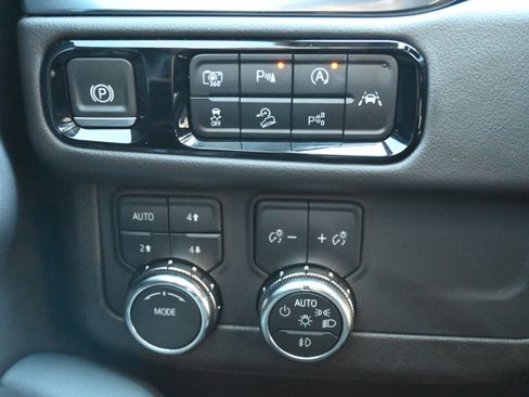 Used 2025 GMC Yukon AT4 w/ AT4 Premium Package image 29